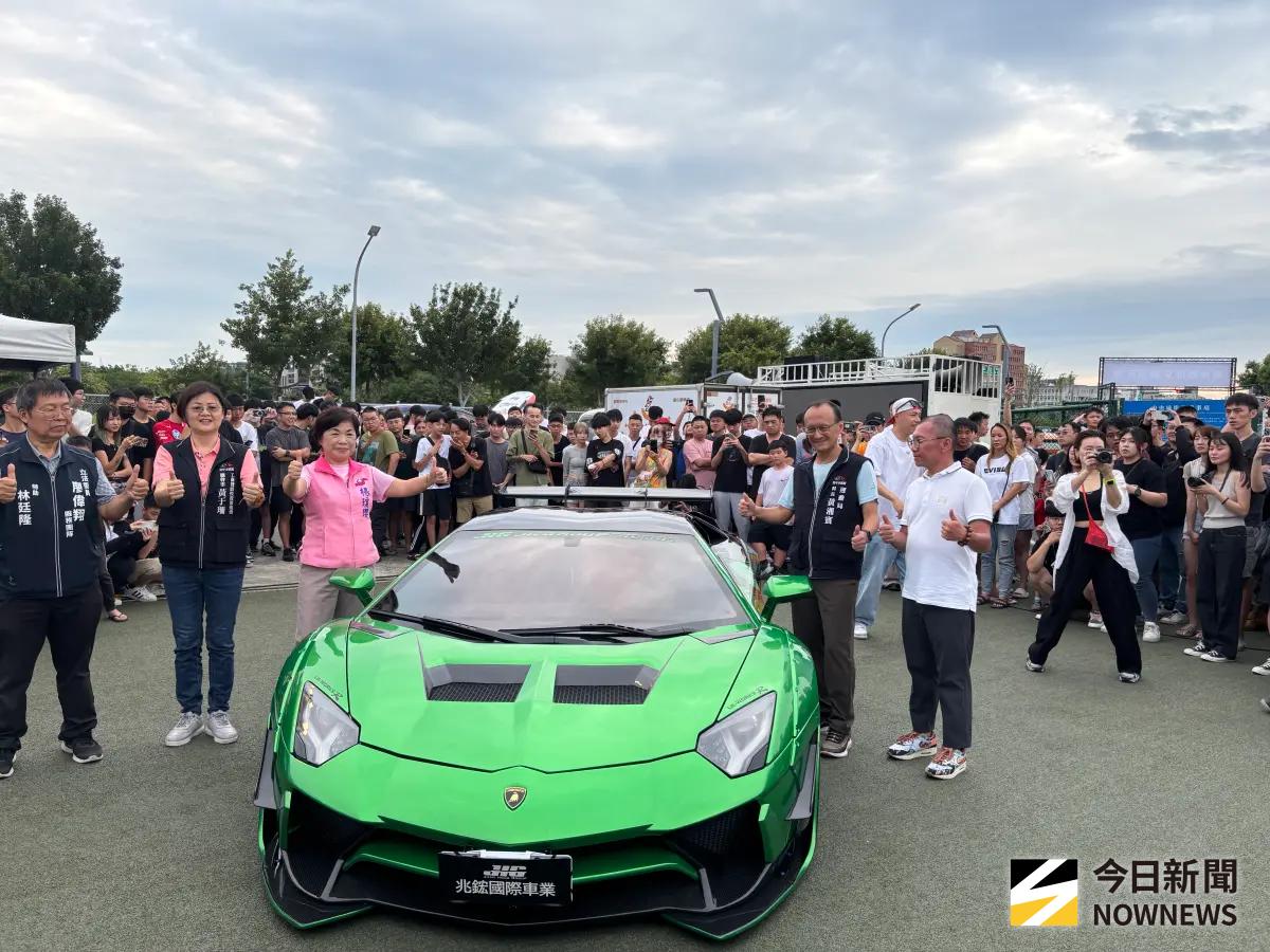 ▲賽車籃球X文藝嘉年華登場今天在中央公園登場，齊聚逾百超跑、音樂和球賽，吸引2千人參加，（圖／記者金武鳳攝，2025.7.26)