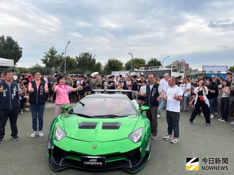 ▲賽車籃球X文藝嘉年華登場今天在中央公園登場，齊聚逾百超跑、音樂和球賽，吸引2千人參加，（圖／記者金武鳳攝，2025.7.26)