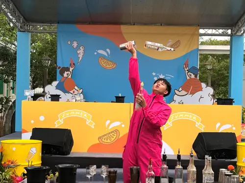 ▲創意調酒比賽吸引好手炫技大比拼。（圖／屏東縣府提供）