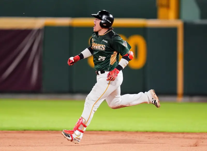 ▲台鋼雄鷹延長10局靠著當家鐵捕張肇元滿貫砲，歷經延長10局，終場15：11勝出。本戰最終於23點57分結束，只差3分鐘就成為中職史上第12場跨日大戰。（圖／台鋼雄鷹提供）