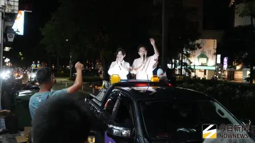 新竹市長高虹安罷免失敗,晚間與代理市長邱臣遠掃街感謝選民。(圖/記者呂炯昌攝,2025,07.26) ▲新竹市長高虹安罷免失敗,晚間與代理市長邱臣遠掃街感謝選民。(圖/記者呂炯昌攝,2025,07.26)