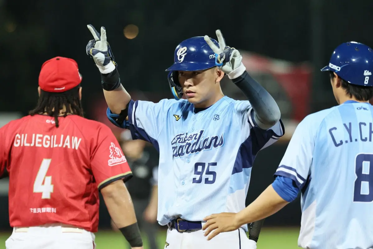 ▲富邦悍將戴培峰從味全龍林凱威手中敲出超前安打，助悍將以4：2獲勝。（圖／富邦悍將提供）