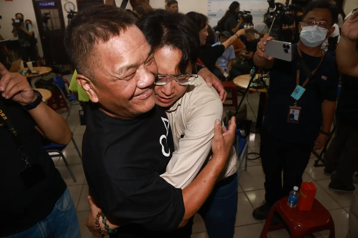 ▲得知罷免案不成立時，羅廷瑋激動擁抱支持者。（圖／記者葉政勳攝，2025.07.26）