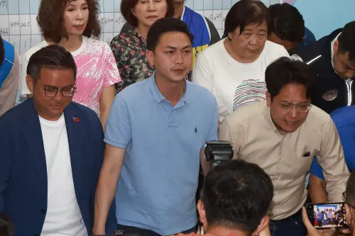 中市3藍委挺過罷免 黃健豪:民主最重要精神就是包容雜質 ▲3人鞠躬向支持者表達感謝。(圖/記者葉政勳攝,2025.07.26)