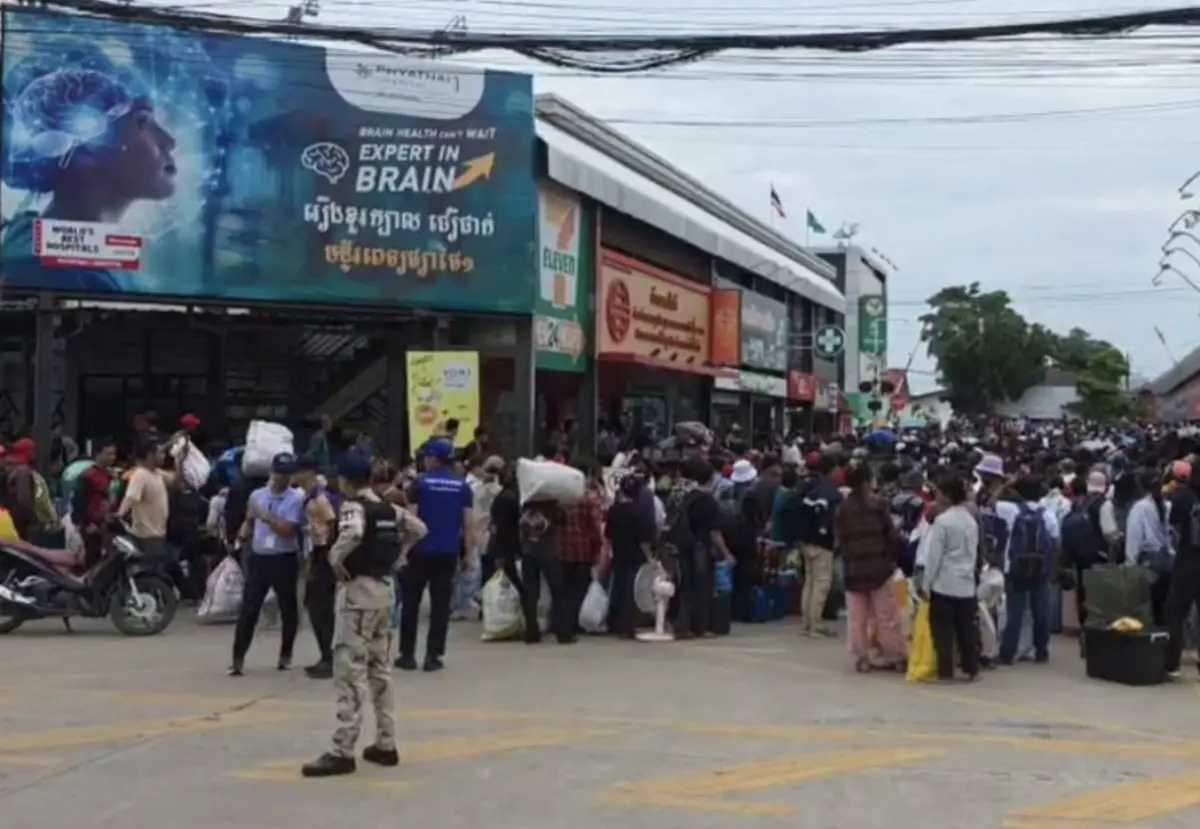 ▲泰柬邊境衝突發生後，成千上萬居民被迫逃離家園，暫時安置在臨時收容中心內等待局勢緩和。（圖／翻攝自泰國網）