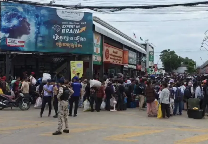 ▲泰柬邊境衝突發生後，成千上萬居民被迫逃離家園，暫時安置在臨時收容中心內等待局勢緩和。（圖／翻攝自泰國網）