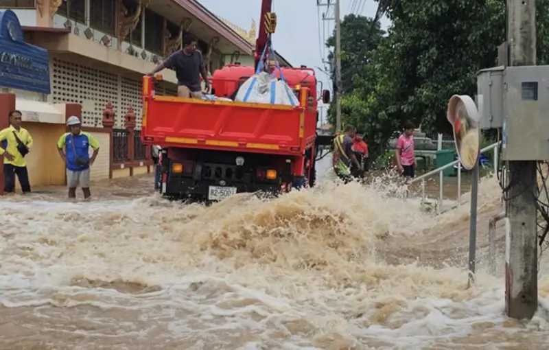 ▲泰國素可泰府26日發生嚴重水災，洪水淹沒政府機關和民宅。（圖／翻攝自曼谷郵報）