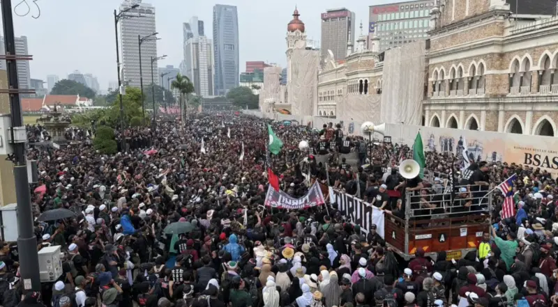 ▲馬來西亞首都吉隆坡26日爆發大規模反政府示威，大批民眾走上街頭參加「倒安華集會」。（圖／翻攝自星洲網）