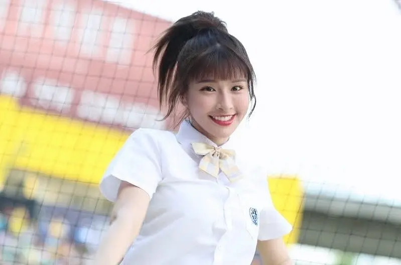 ▲啦啦隊近日緋聞頻傳，有網友因此在Dcard上問誰是啦啦隊清流，網友一致認為是峮峮（如圖），認為她形象良好，昔日還曾堅強挺過男友小鬼的離世。（圖／峮峮IG）