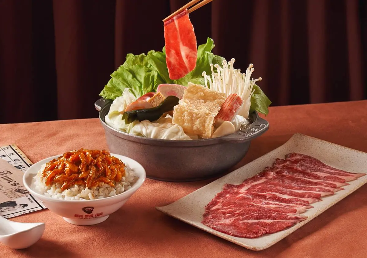 ▲六扇門北投懷德店8月1日正式開幕，當天「鍋物買一送一」半價優惠80元起；聯名「鬍鬚張魯肉飯」今開吃，全台門市自助吧大升級。月底省錢吃王品「石二鍋8折」foodpanda外送優惠。（圖／六扇門提供）