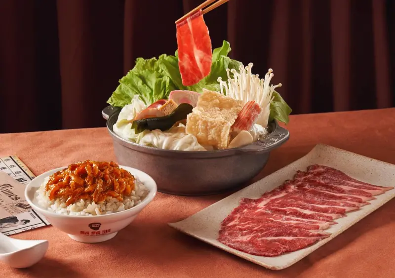 ▲六扇門北投懷德店8月1日正式開幕，當天「鍋物買一送一」半價優惠80元起；聯名「鬍鬚張魯肉飯」今開吃，全台門市自助吧大升級。月底省錢吃王品「石二鍋8折」foodpanda外送優惠。（圖／六扇門提供）