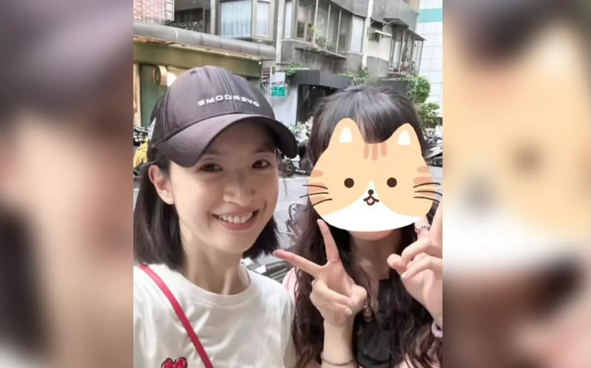 ▲林依晨（左）產後恢復得不錯，日前被網友直擊，還親民與對方合影，立刻引來討論。（圖／翻攝自微博）