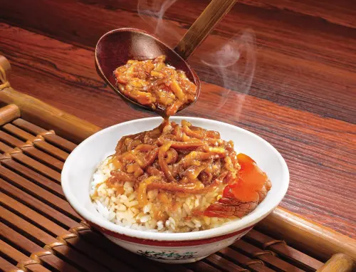 六扇門買一送一!北投懷德店8/1開幕吃鬍鬚張魯肉飯 石二鍋打8折 ▲六扇門7月30日開吃「鬍鬚張魯肉飯」。(圖/六扇門提供)