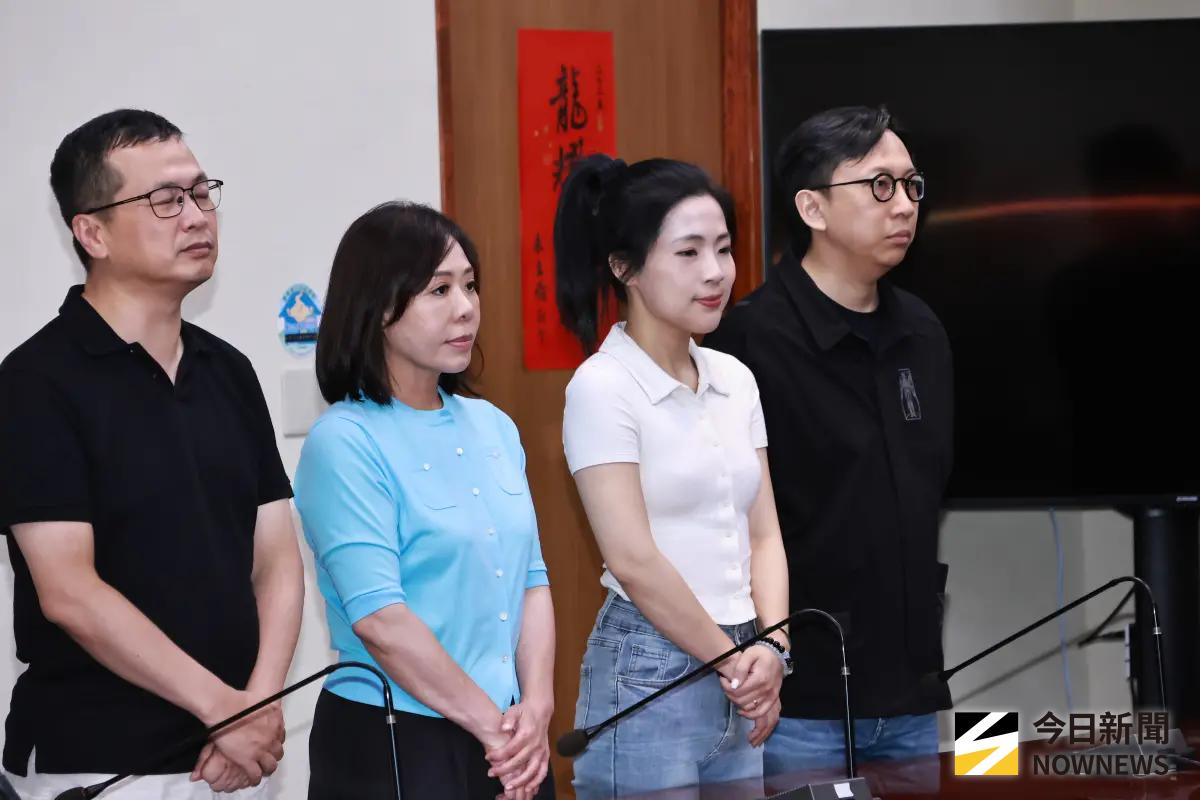 ▲國民黨立委徐巧芯（左3）說，卓榮泰應該要立刻下台。（圖／記者吳翊緁攝）