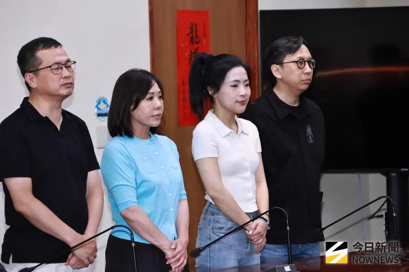 ▲國民黨立委徐巧芯（左3）說，卓榮泰應該要立刻下台。（圖／記者吳翊緁攝）