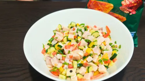 ▲以甘仔魚為主角，搭配檸檬、小米椒、香菜與紅洋蔥等食材，採用酸香醃漬手法，呈現南美洲經典風味。料理明亮爽口，亦可作為開胃前菜（圖／台灣觀光協會提供）