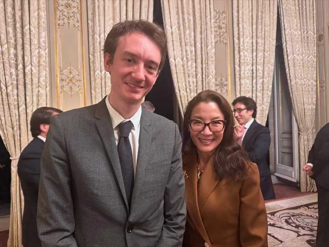 ▲楊紫瓊（右）近日出席活動，在昨（26）日曬出與LV三公子Frédéric Arnault（左）的合照，不過她竟超八卦喊話：希望可以見到Lisa。（圖／楊紫瓊IG）