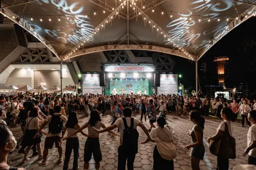 ▲日本青森縣陸奧市跨海帶來下北美人舞演出,邀請現場民眾共舞同樂。(圖/高市府提供) ▲日本青森縣陸奧市跨海帶來下北美人舞演出,邀請現場民眾共舞同樂。(圖/高市府提供)