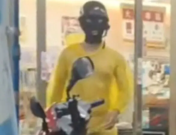 ▲27號凌晨，高雄一名男子全裸，只穿黃色透明雨衣，還帶上全罩式面罩與安全帽進入超商。(圖／翻攝畫面)