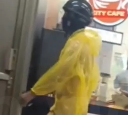 27號凌晨,高雄一名男子全裸,只穿黃色透明雨衣,還帶上全罩式面罩與安全帽進入超商。 ▲27號凌晨,高雄一名男子全裸,只穿黃色透明雨衣,還帶上全罩式面罩與安全帽進入超商。(圖/翻攝畫面)