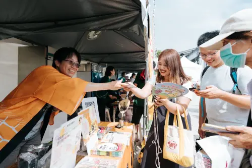 ▲近百攤台日水果市集現場到訪民眾絡繹不絕,除了台日直送鮮果,使用高雄新鮮芒果、芭樂、香蕉或是日本水蜜桃、草莓及麝香葡萄製作的甜點飲料皆是熱銷品項。(圖/高市府提供) ▲近百攤台日水果市集現場到訪民眾絡繹不絕,除了台日直送鮮果,使用高雄新鮮芒果、芭樂、香蕉或是日本水蜜桃、草莓及麝香葡萄製作的甜點飲料皆是熱銷品項。(圖/高市府提供)