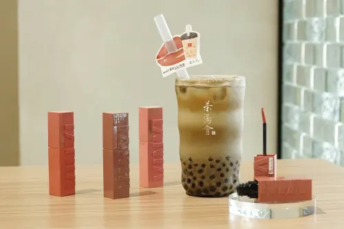 ▲茶湯會x MAYBELLINE聯名焙茶拿鐵新色唇釉。（圖／茶湯會提供）