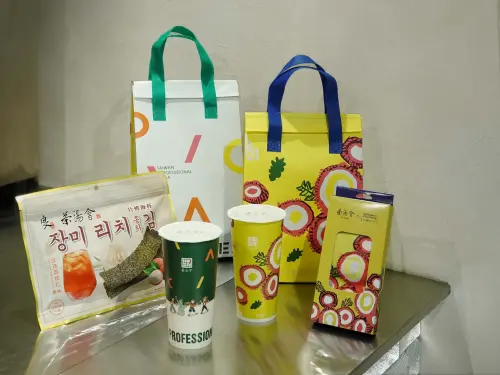 ▲茶湯會20週年以勵志（荔枝）為主題，推出勵志系列周邊商品與杯身。也將暢銷飲品玫瑰荔枝紅變身片烤海苔。（圖／茶湯會提供）