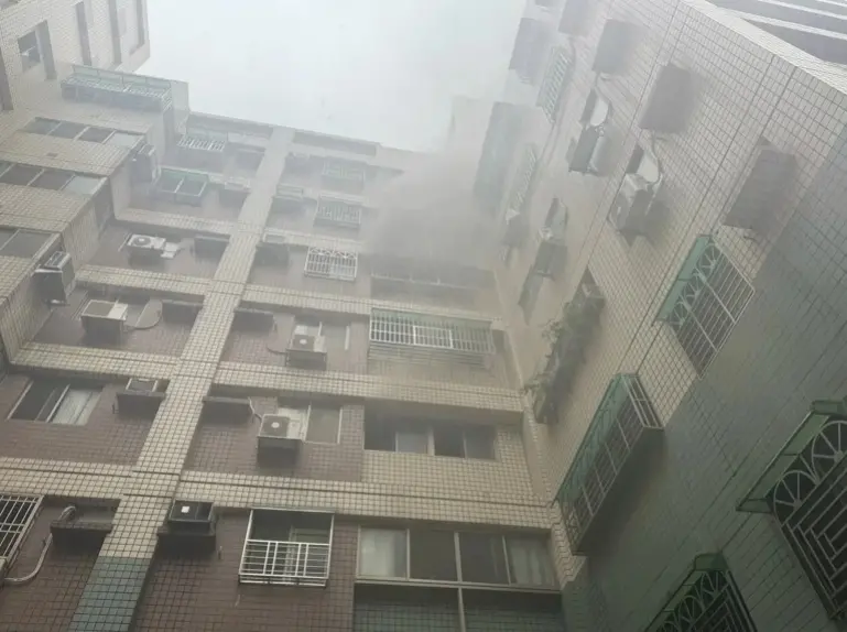 ▲台中潭子27日傳出大樓火災，現場瀰漫煙霧，共疏散五名住戶，起火原因調查中。(圖／翻攝畫面)
