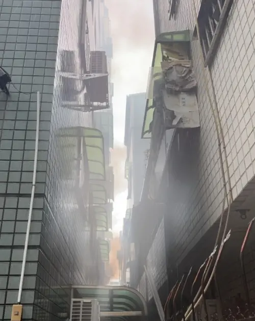 ▲台中潭子27日傳出大樓火警，現場瀰漫煙霧，共疏散五名住戶，起火原因調查中。(圖／翻攝畫面)
