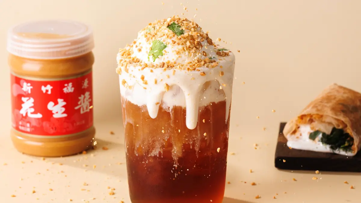 鬍子茶「花生捲捲冰淇淋紅茶」開喝！春水堂x金馬聯名珍奶鑰匙圈