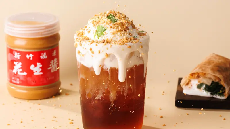 鬍子茶「花生捲捲冰淇淋紅茶」開喝！春水堂x金馬聯名珍奶鑰匙圈