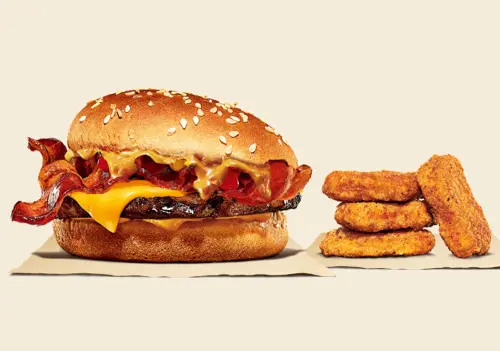 ▲「花生培根牛肉堡」原價99元、「花生培根脆雞堡」原價84元。（圖／漢堡王提供）