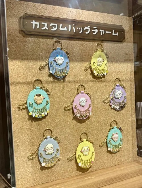 特製包包吊飾,價格為客製化,可讓顧客自行搭配組合字母。(圖/X@chiikawa_parkjp) ▲特製包包吊飾,價格為客製化,可讓顧客自行搭配組合字母。(圖/X@chiikawa_parkjp)