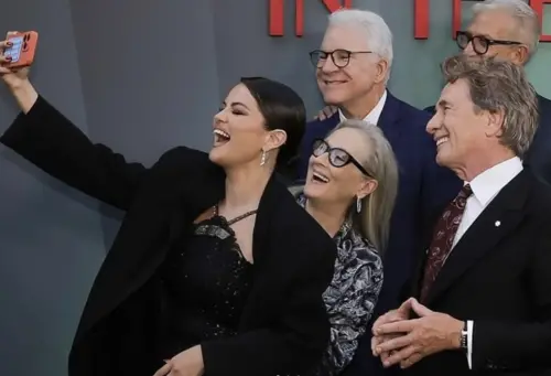 ▲席琳娜（前排左一）因為演出《破案三人行》，跟重量級演員前輩史提夫馬丁（後排中）、梅莉史翠普（前排中）與馬丁蕭特（前排又）等建立不錯合作情誼，也會邀他們參加自己的婚禮。（圖／摘自IG）