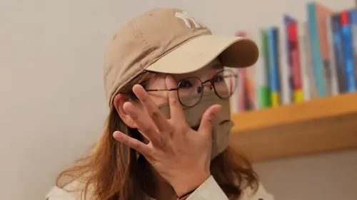 慶功肉桂捲沒了!傅崐萁罷免未過 闆娘: 會關店不用留言提醒 ▲SabiSabi Coffee&Sweet老闆娘鄭小姐受訪哽咽。(圖/記者劉松霖攝)