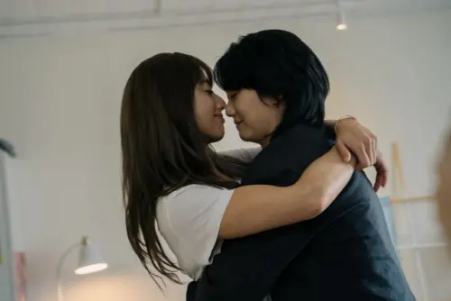 ▲《親密之海》大尺度談民主！中國觀眾翻牆搶看，瑞瑪席丹（左）和趙逸嵐（右）親密戲引熱議。（圖／CATCHPLAY提供）