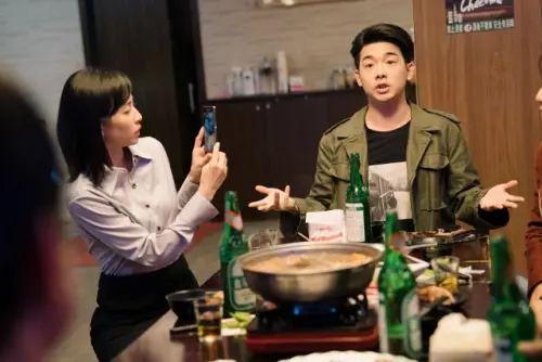 ▲《親密之海》大尺度談民主！中國觀眾翻牆搶看，莉蓮（瑞瑪席丹　飾）的同學們對憲宏極為不認同。（圖／CATCHPLAY提供）