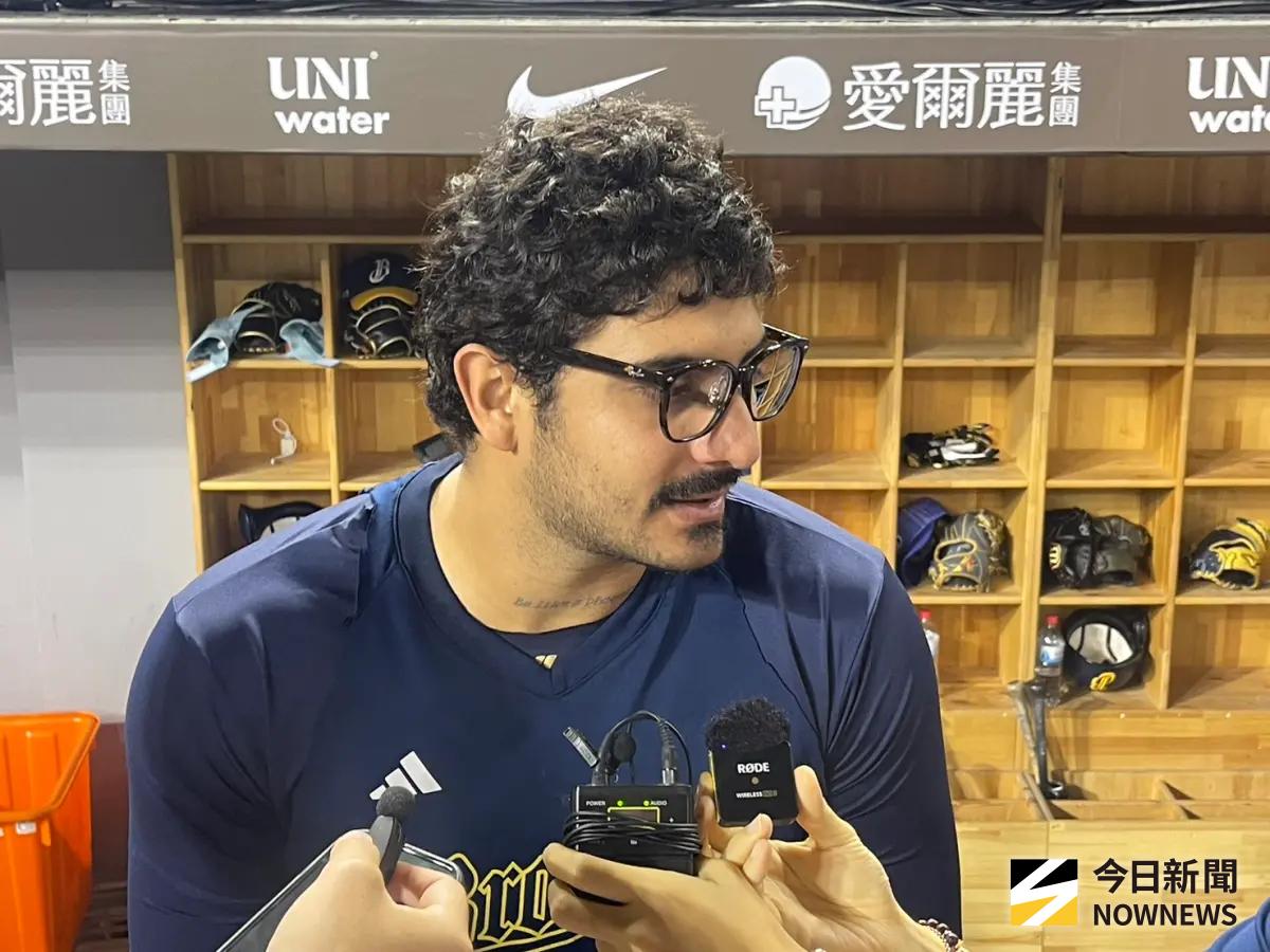 ▲中信兄弟王牌洋投羅戈，確定續披黃衫軍待滿整季，稍早受訪時也透露關鍵就是球隊的贏球文化，讓他很享受，想成為連霸的一份子。（圖／記者林子翔攝）