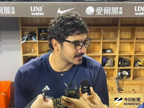 ▲中信兄弟王牌洋投羅戈，確定續披黃衫軍待滿整季，稍早受訪時也透露關鍵就是球隊的贏球文化，讓他很享受，想成為連霸的一份子。（圖／記者林子翔攝）