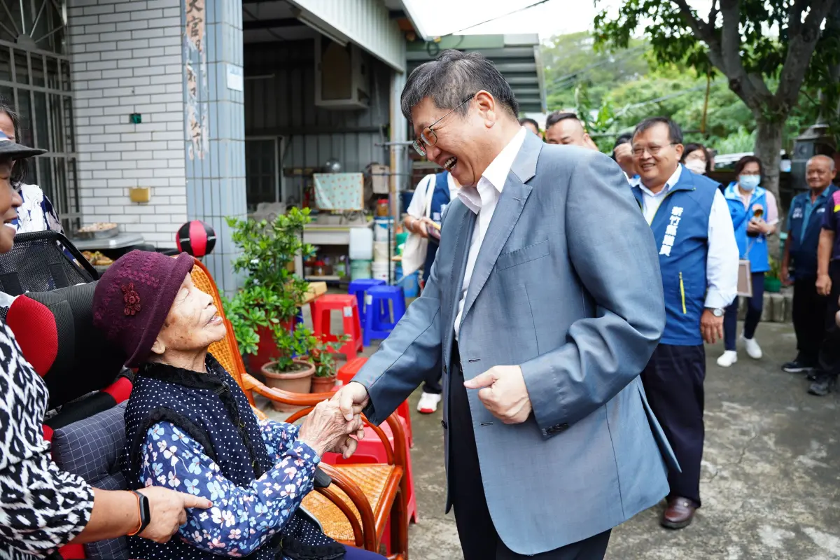 ▲新竹縣長楊文科113年拜訪寶山鄉百歲人瑞張徐賢妹。（圖／竹縣府）