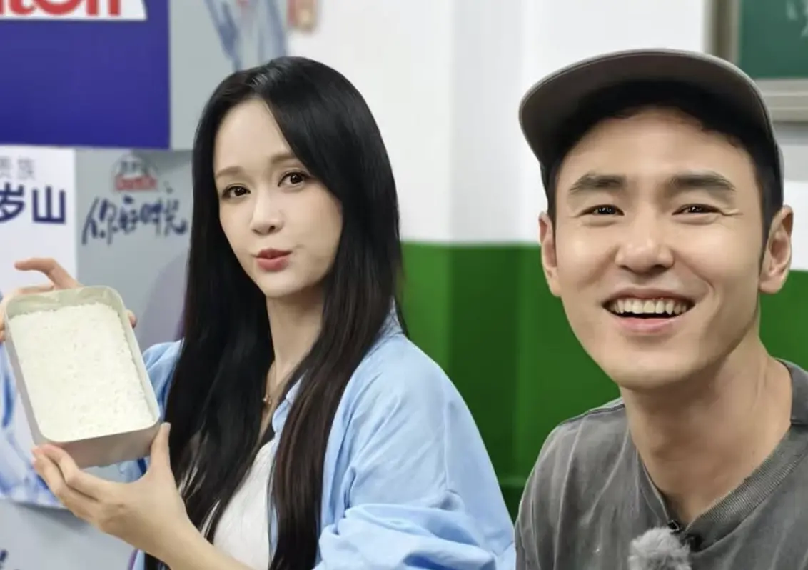 ▲阮經天（右）在節目上感謝陳喬恩（左），說她拯救了自己的職業生涯：「是她把我留在演員這個工作上。」（圖／Ethan 阮經天臉書）