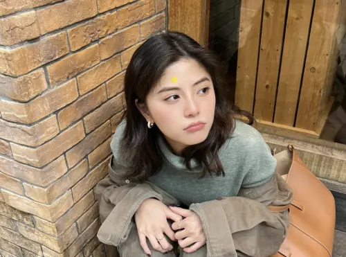 ▲在社群平台擁有近30萬粉絲的網紅情侶若盈（如圖）、Ian，傳出兩人已於日前分手，女方昨（26）日在社群上傳「我的詛咒是孤獨」照片，引發許多喜愛他們的粉絲討論。（圖／翻攝自若盈IG）