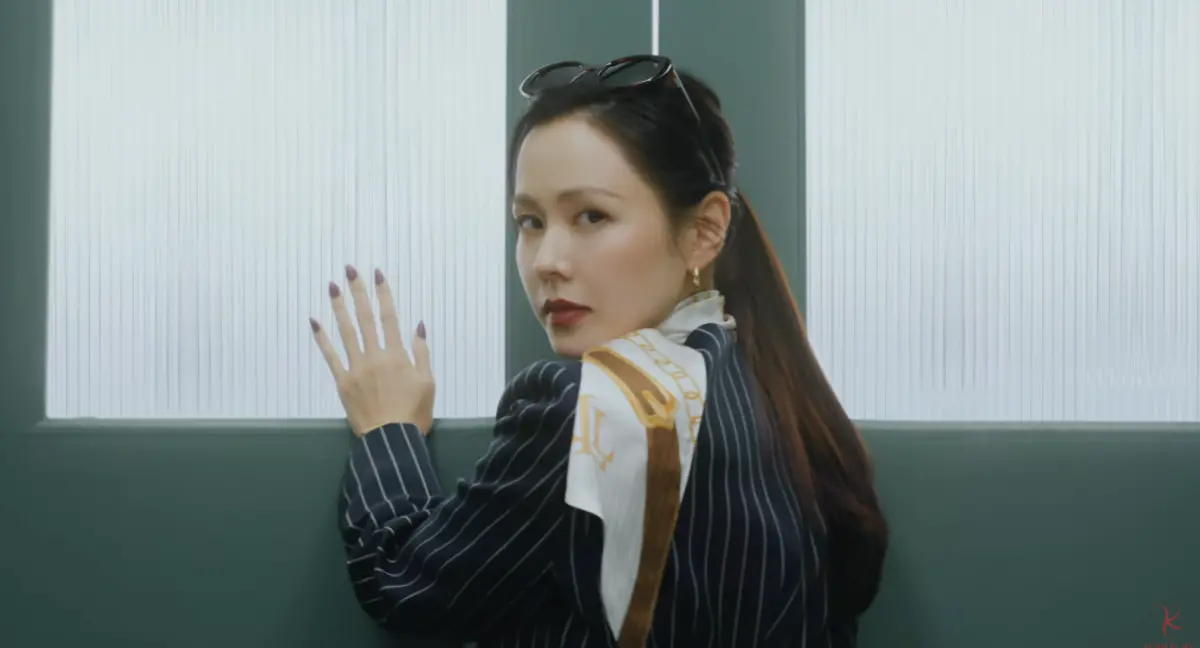 ▲韓國女神孫藝真（如圖）近日為保養品品牌拍攝廣告，曝光的影片中孫藝真玩起了變裝秀，完整消化許多造型，讓粉絲喊道「超羨慕玄彬有孫藝真。」（圖／翻攝自KOHONJIN YouTube）