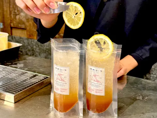 日本「伊良可樂」台北中山店!開喝百年漢方風味 價格、地點一覽 ▲「伊良可樂」放入新鮮檸檬片、並撒上辛香料。(圖/記者蕭涵云攝)