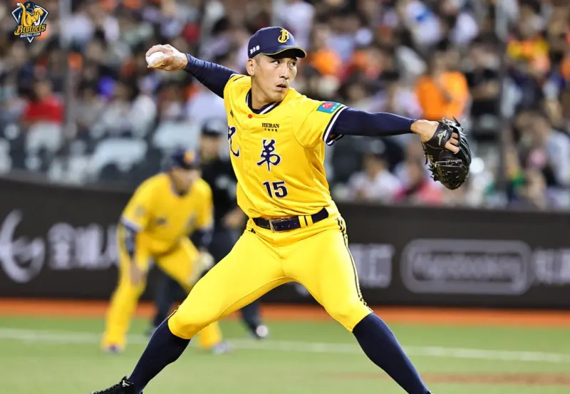 ▲中信兄弟王凱程昨戰第8局登板後援，僅投0.1局就發生指甲裂開流血意外，血染球褲後提前退場，今日賽前受訪也透露傷勢狀況。（圖／中信兄弟提供）