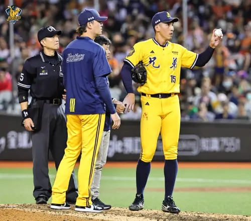 ▲王凱程因指甲斷裂流血，造成血染球褲事件再現，經短暫練投後，也確定無法續投，只能被迫退場。（圖／中信兄弟提供）