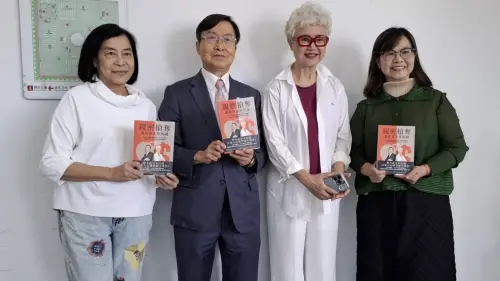 ▲ 《親密搶奪，誰在拿走你的錢？》新書發表會與會人員合影。由左而右，主持人賴慕芬、律師李永然、作者高愛倫、高市圖館長李金鴦。（圖／記者陳美嘉翻攝）