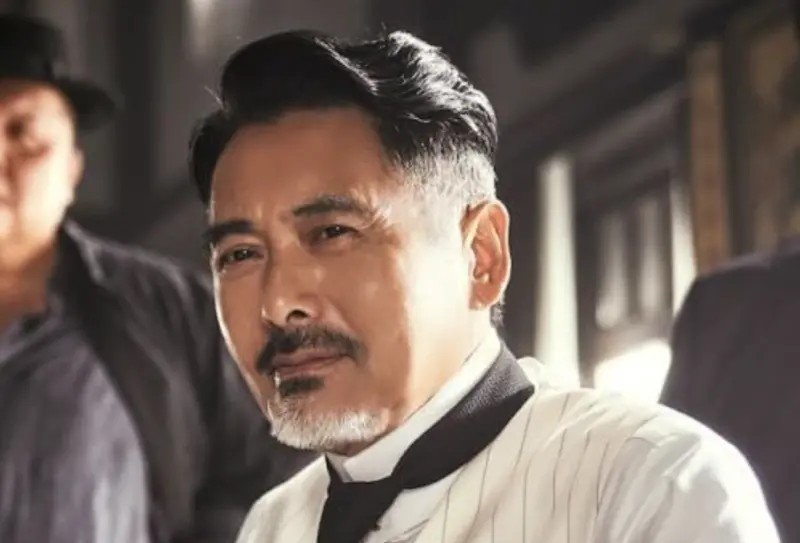 ▲70歲周潤發近日被人拍到在車子旁邊更衣、裸上身的畫面，網友覺得拍攝者很不尊重，但他卻沒有動怒，還和對方合照，似是不怎麼在意。拍攝者也強調，在合照的時候已經有告訴他拍他更衣的那件事。（圖／摘自IMDb）