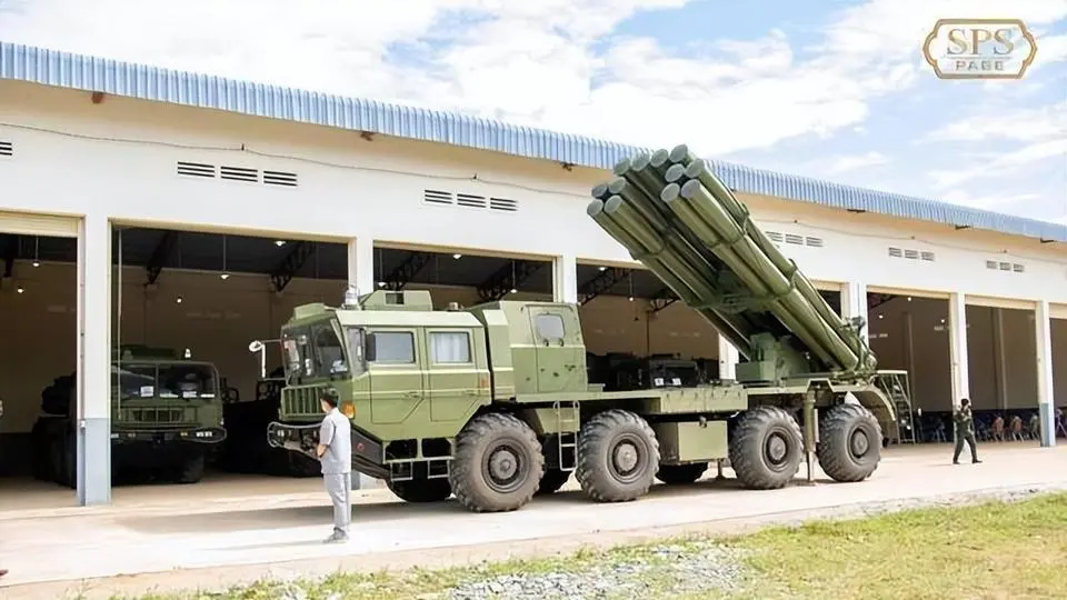 ▲泰國軍方指出，柬埔寨26日在邊界的奧多棉吉省部署了具備遠程攻擊能力的PHL-03多管火箭砲系統。（圖／翻攝自臉書）