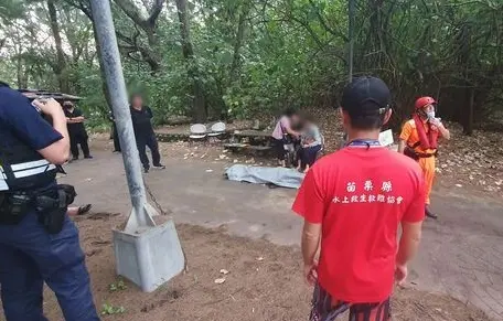 竹南15歲少年落水意外　失蹤1夜終尋獲遺體　家屬悲痛跪海邊痛哭